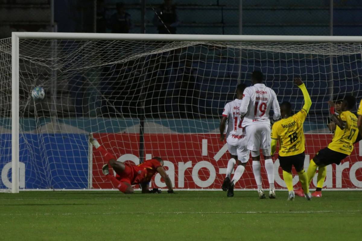 Goles, celebraciones, ambiente y jugadas: imágenes del clásico moderno