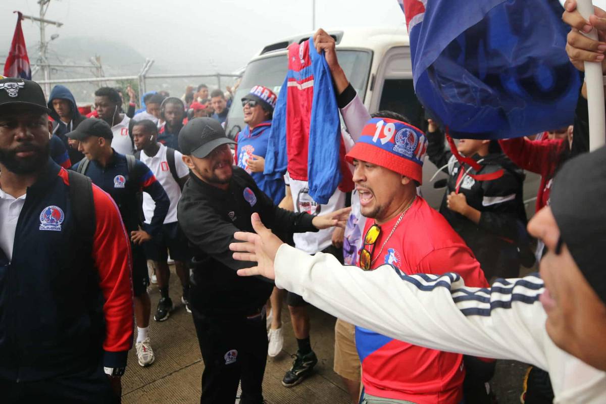 Polémica en Olimpia vs Marathón, jugadores fueron encarados por barras y lindas chicas