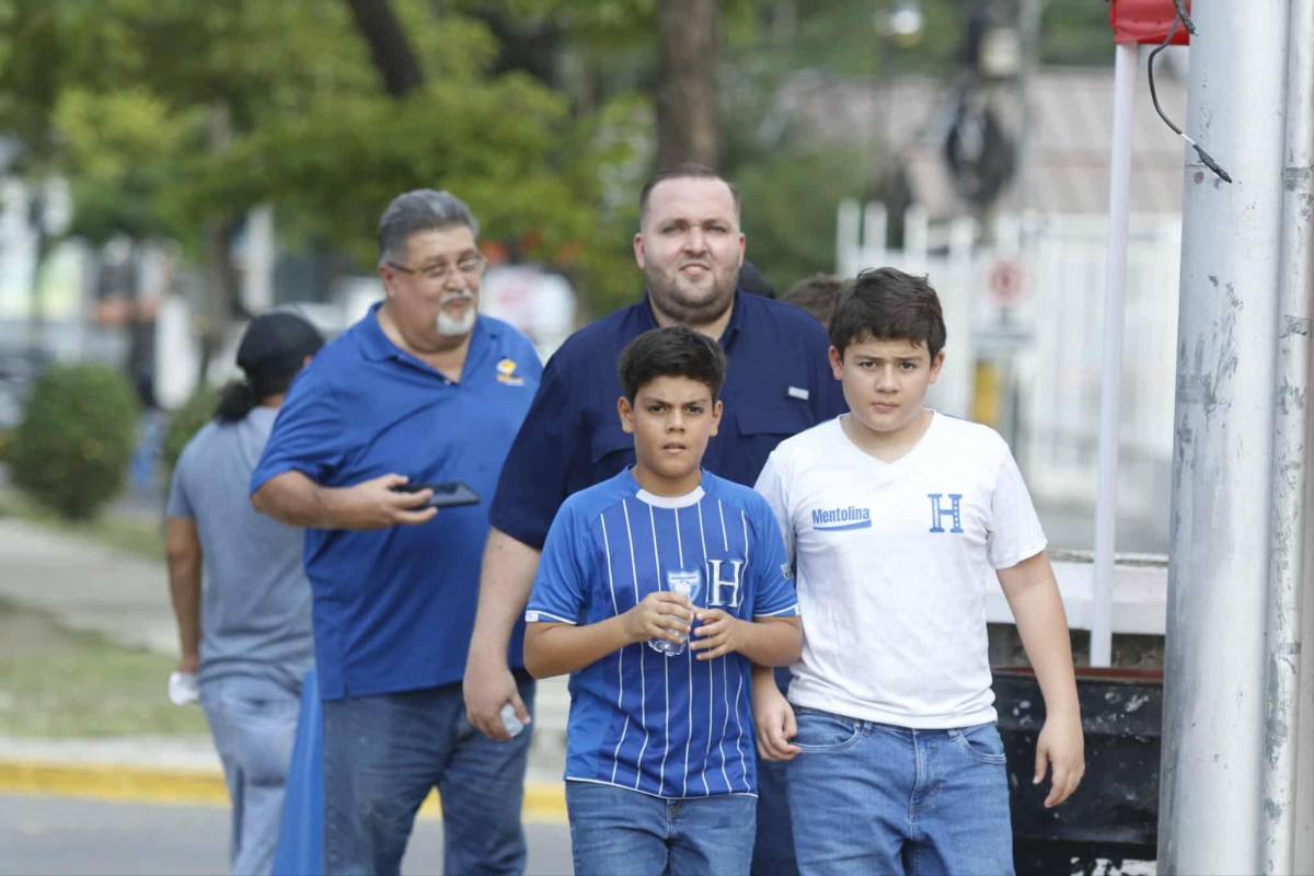 Honduras vs Costa Rica: Lindas chicas cautivan y ticos invaden SPS para partido de eliminatoria