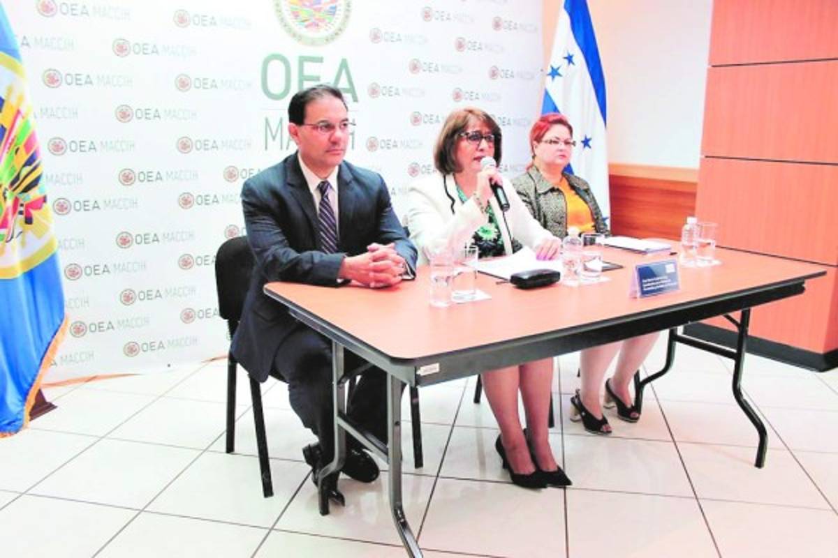 Requieren a 16 exfuncionarios por anomalías en contratos de energía