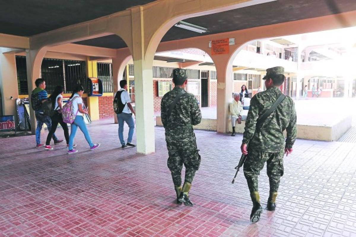 Más centros educativos son militarizados en Tegucigalpa