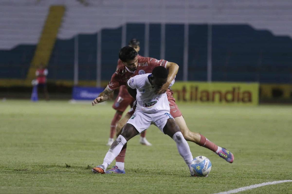 Linda chica se roba el show, jugador con look exótico y tristeza de Platense tras caer ante Motagua