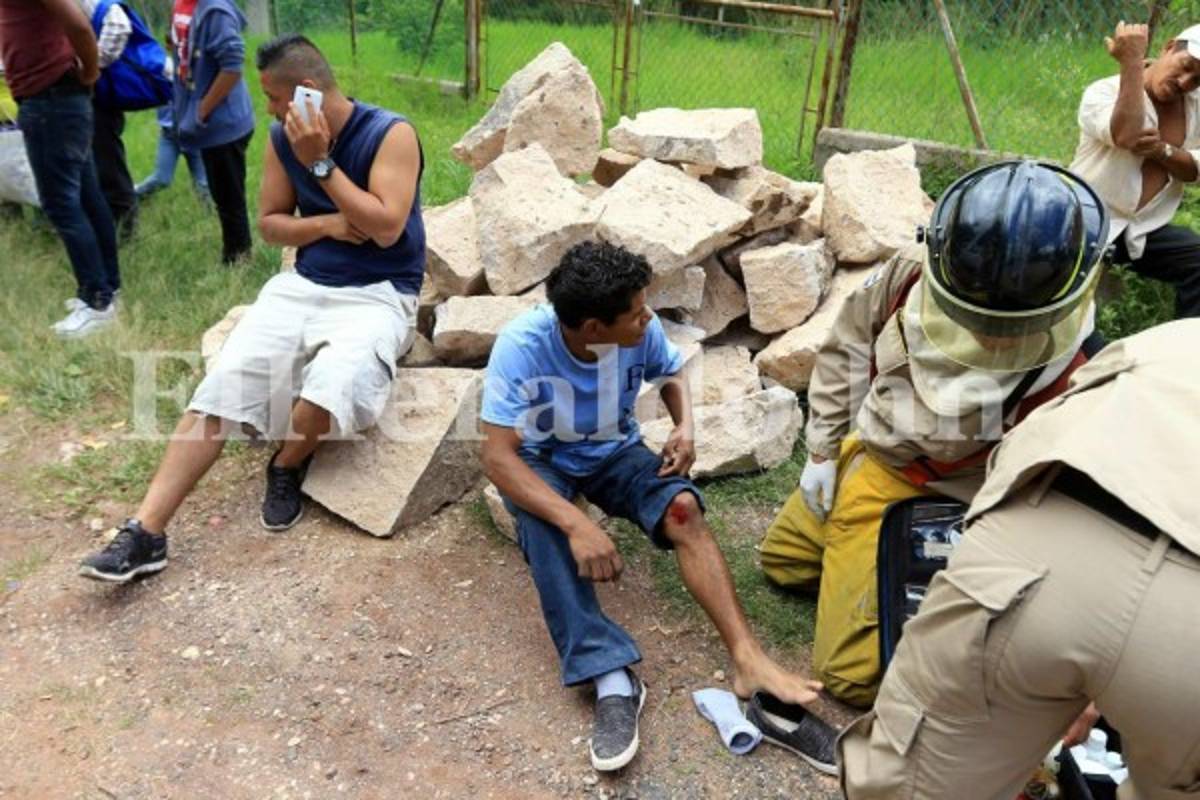 Varios heridos al accidentarse volqueta en carretera a Valle de Ángeles