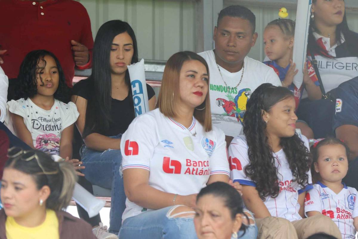 Llegada de Olimpia, curiosa charla de Espinel y las bellas chicas en el estadio Óscar Peralta