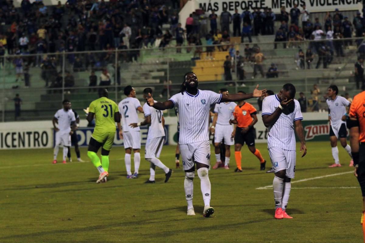 Polémico penal, ayuda del FVS y zafarrancho entre jugadores del Motagua y Génesis