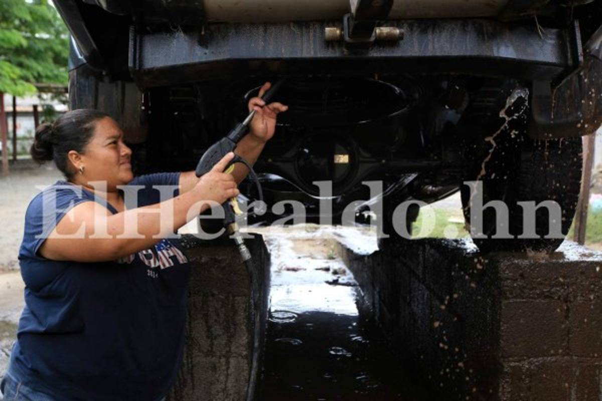 Las herramientas que usa para ganarse la vida la convierten en una madre ejemplar. Foto Marvin Salgado