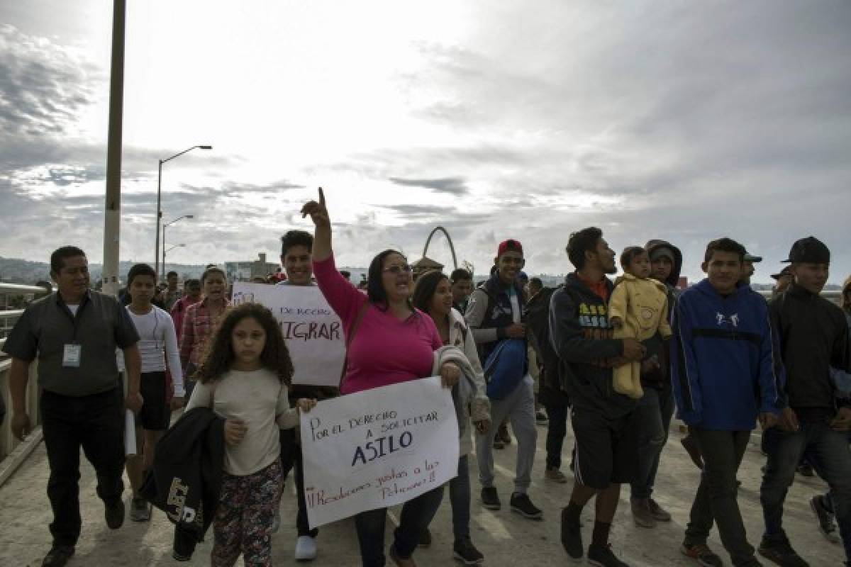 Migrantes centroamericanos piden asilo a EEUU en frontera con México