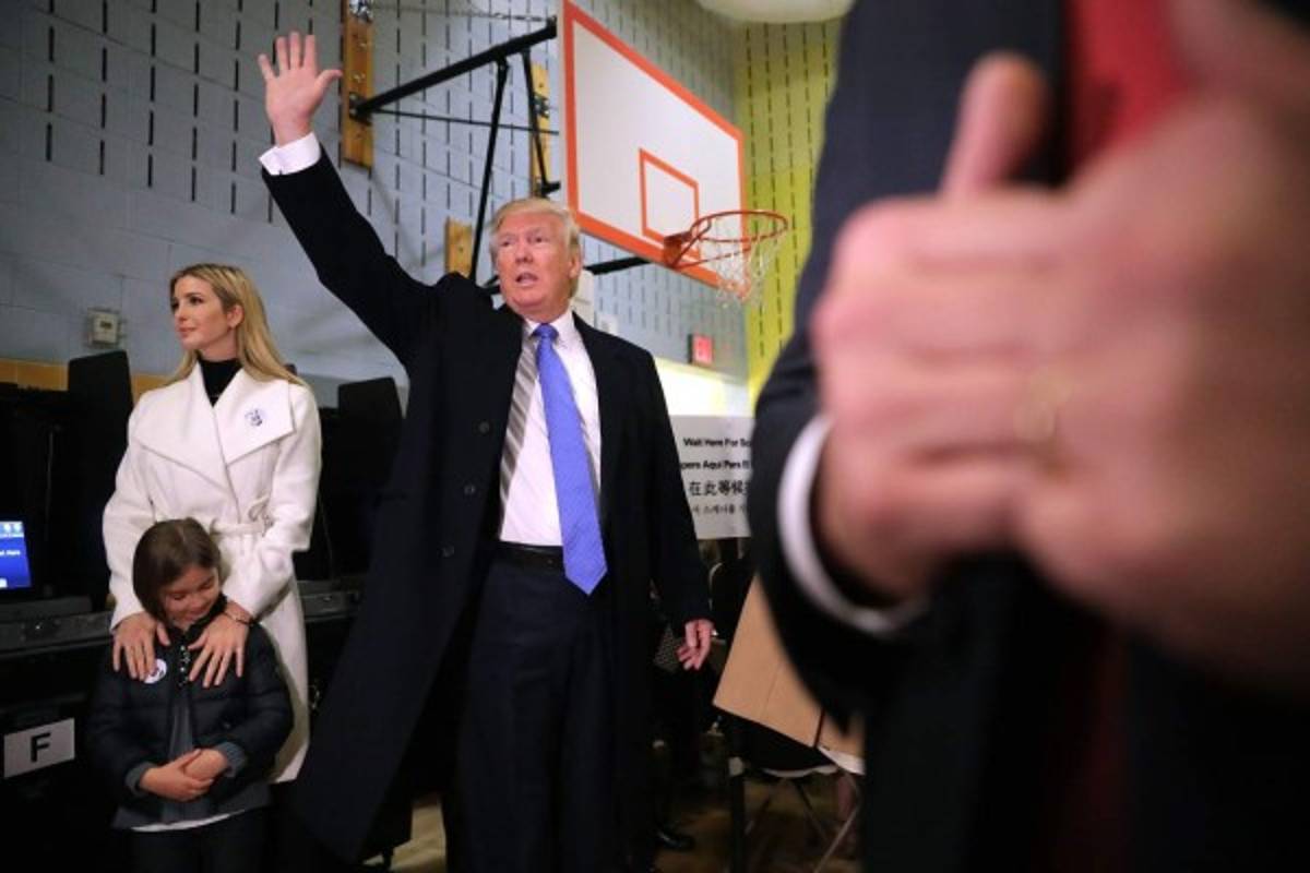 Trump votó entre abucheos, Clinton espera su victoria