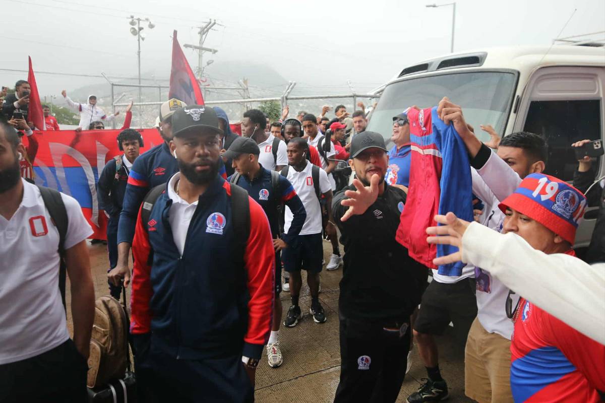 Polémica en Olimpia vs Marathón, jugadores fueron encarados por barras y lindas chicas