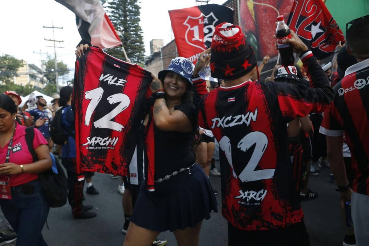 Mamá de jugador de Motagua se roba las miradas y Alajuelense llegó bien representado
