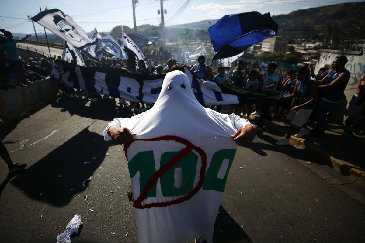 Polémico recibimiento a exjugador de Motagua, bellas chicas y show de la Revo ante Marathón