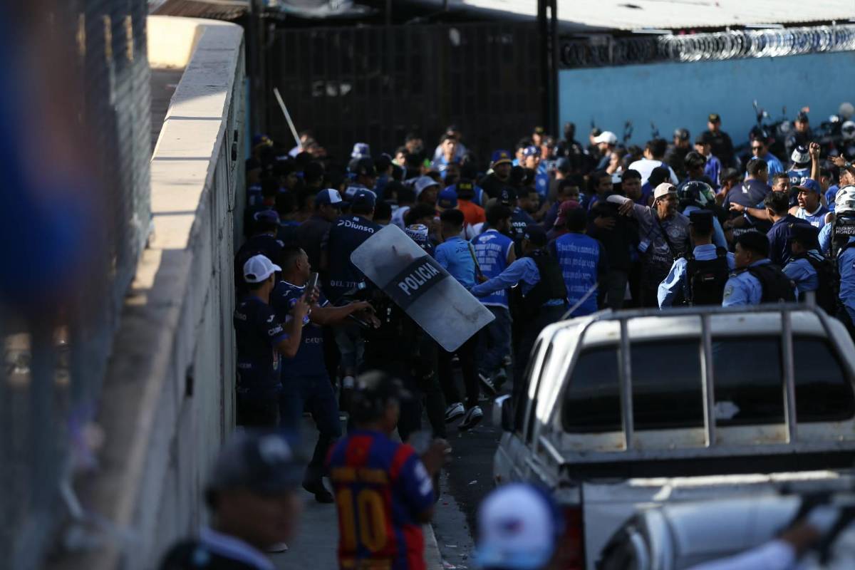 Oficial: Cantidad de casquillos de bala, heridos y daños tras pelea de barras de Olimpia y Motagua