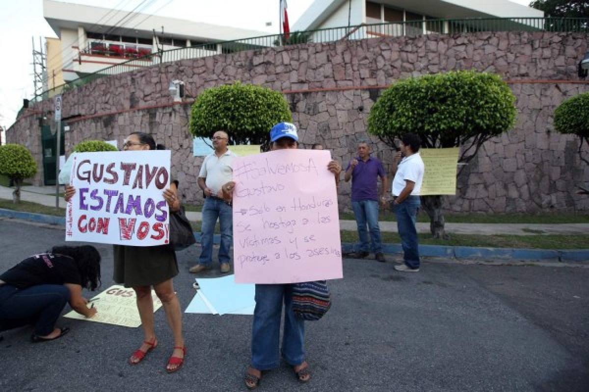 Con pancartas en mano, varios hondureños se apostaron a las afueras de la Embajada de México en apoyo a Gustavo Castro Soto.