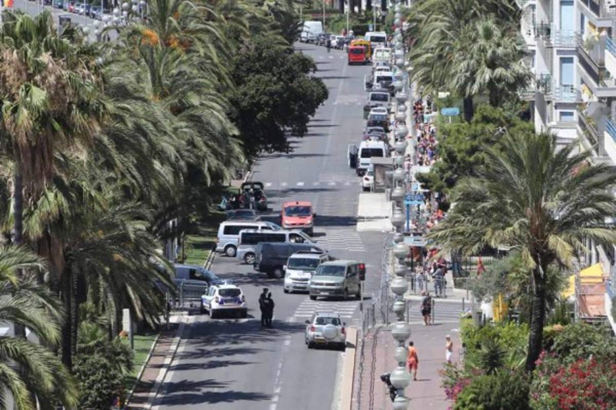 Levantan evacuación de aeropuerto de Niza tras amenaza de bomba