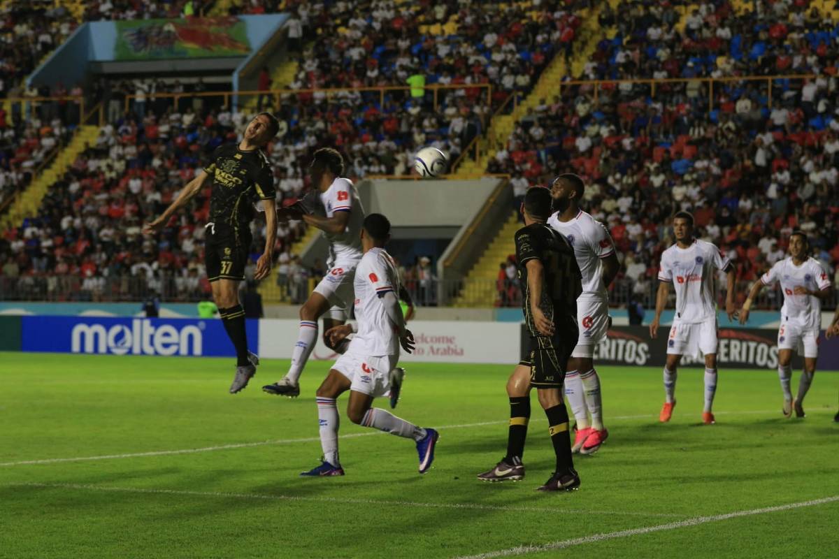 Polémica arbitral, sorprende héroe de Olimpia y sufrimiento ante Mixco en Copa Centroamericana