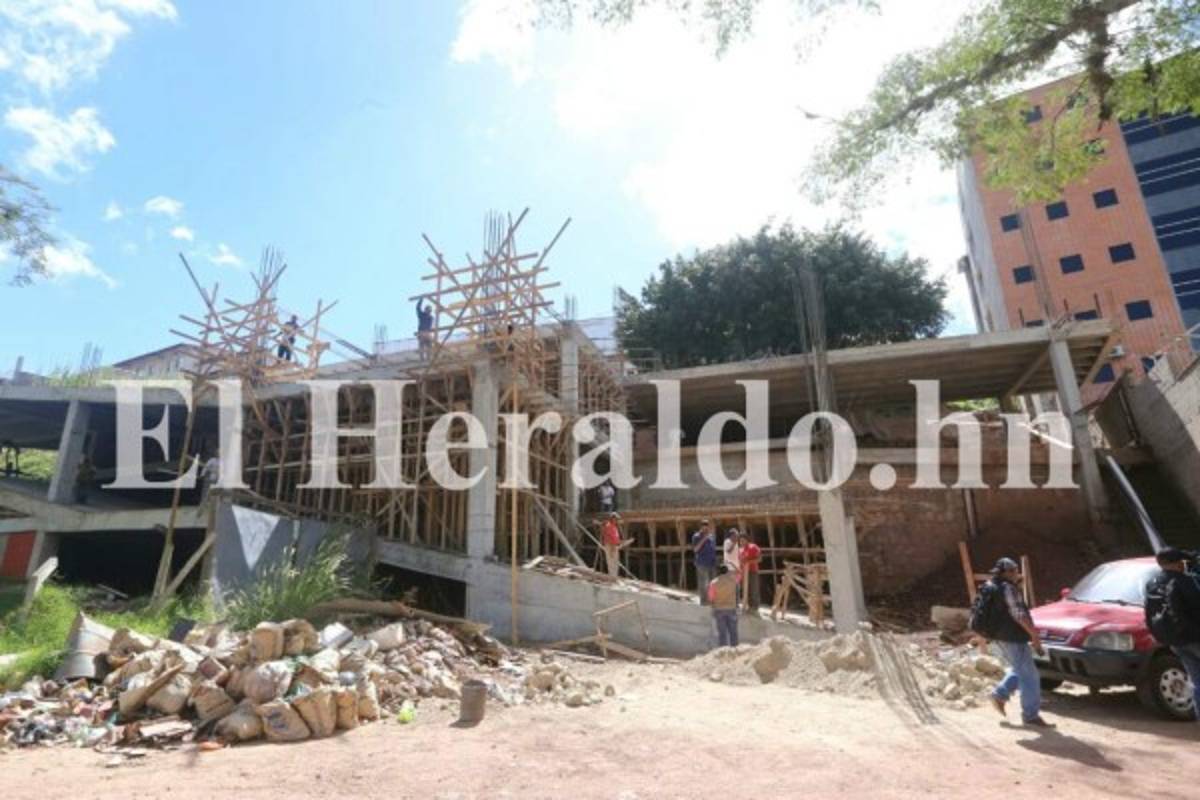 Tres obreros se salvan de morir soterrados en construcción cerca de anillo periférico