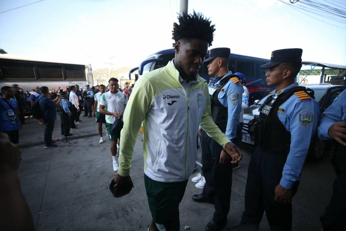 Polémico recibimiento a exjugador de Motagua, bellas chicas y show de la Revo ante Marathón