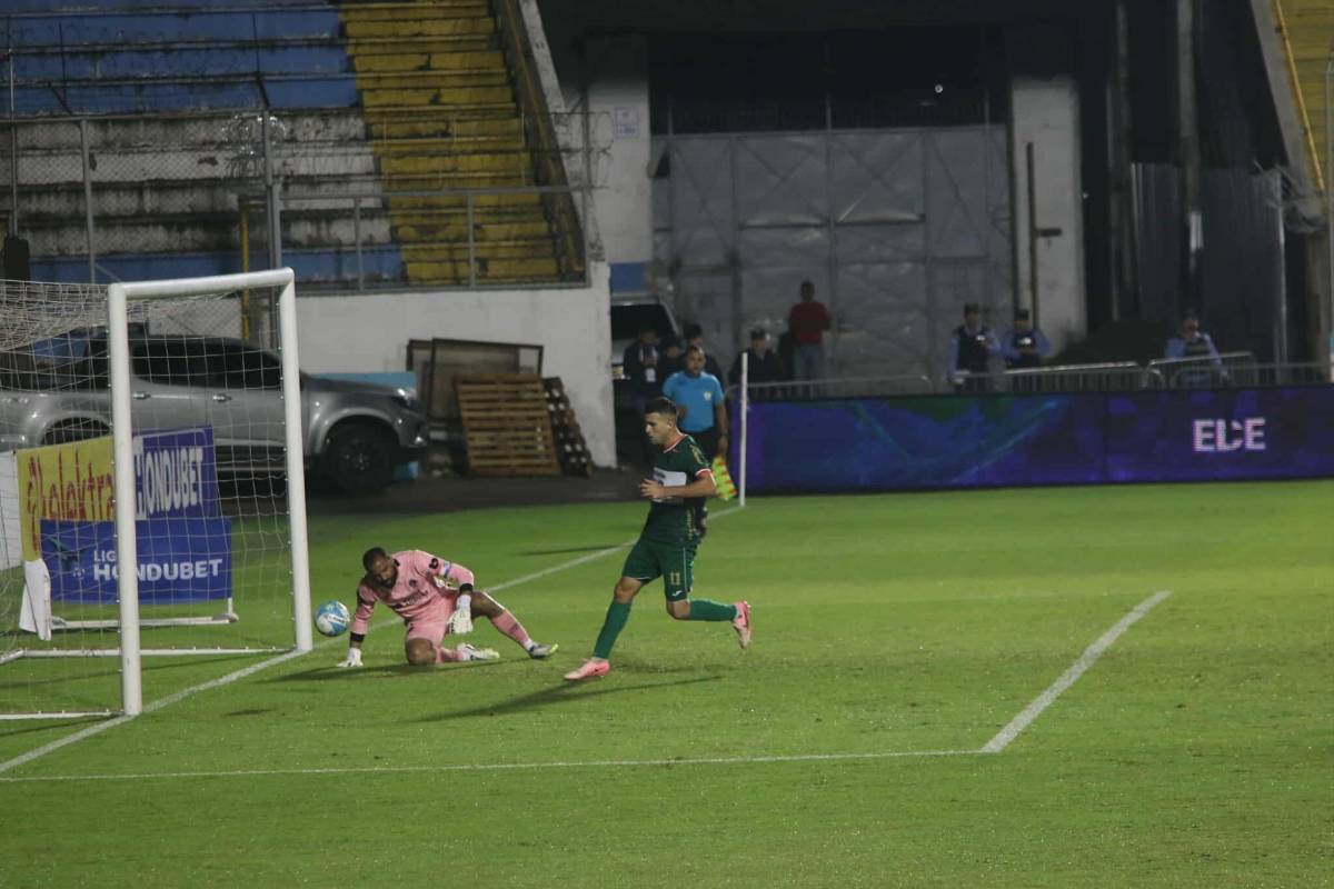 Polémica en Olimpia vs Marathón, jugadores fueron encarados por barras y lindas chicas