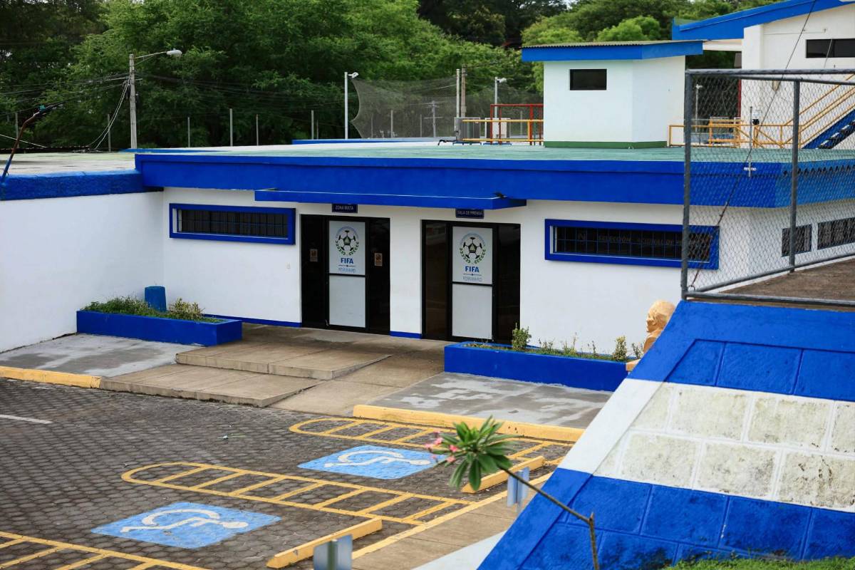 Estadio Nacional de Managua: anclado en la montaña cancha sintética y acogedor