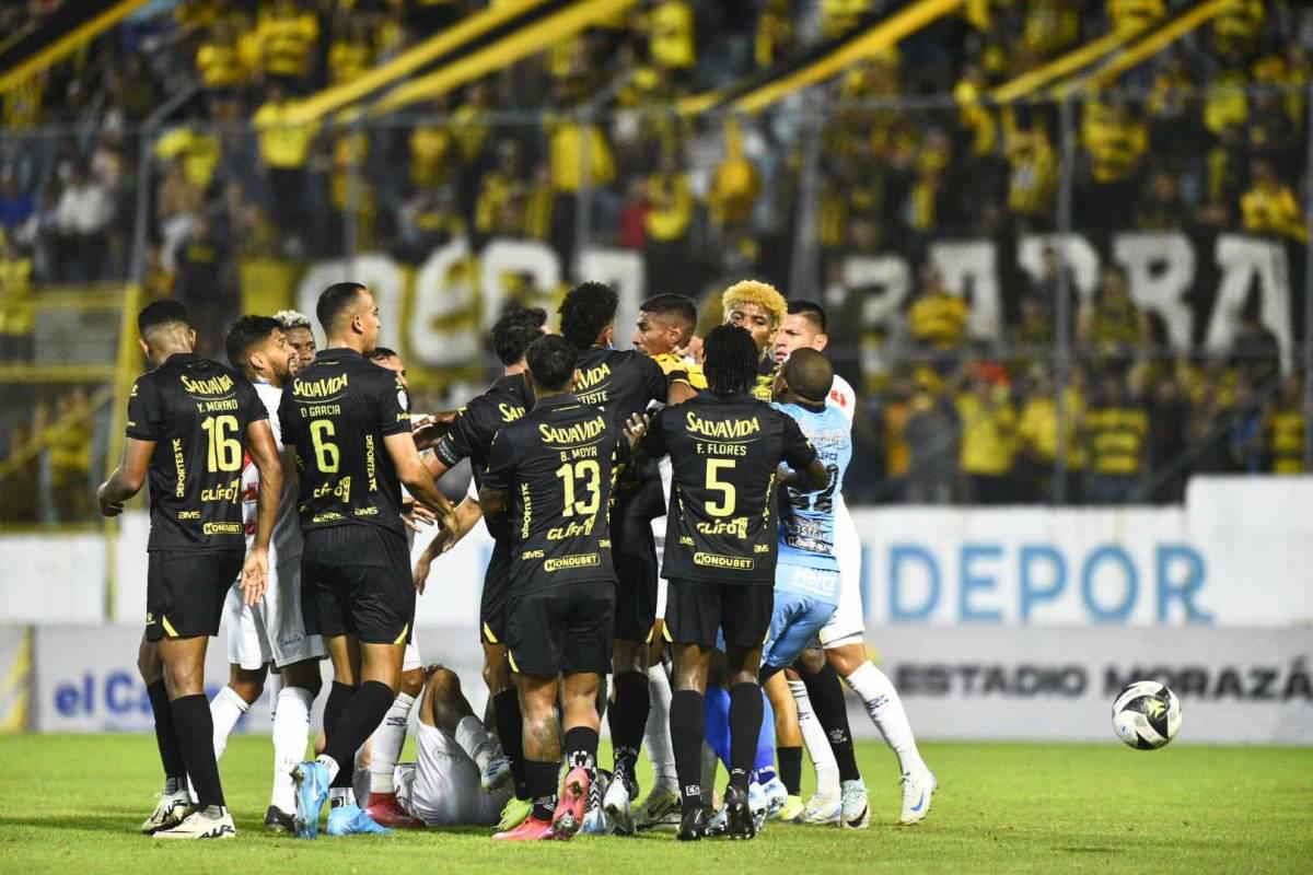 ¡Marcos Montiel inció todo! El agarrón entre jugadores de Real España y Olimpia en el clásico