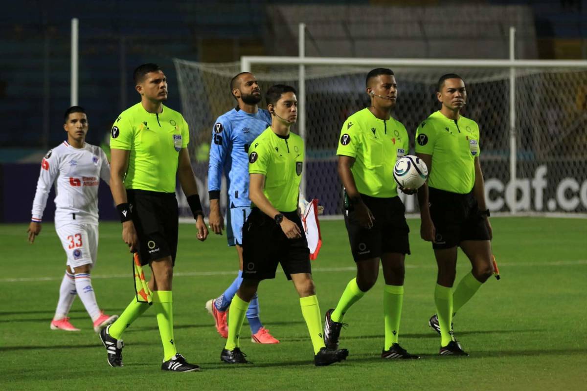 Polémica arbitral, sorprende héroe de Olimpia y sufrimiento ante Mixco en Copa Centroamericana