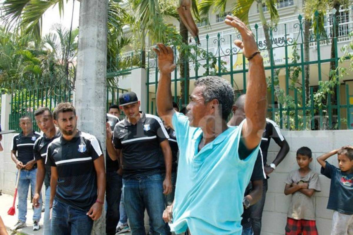 Jugadores del Honduras de El Progreso atrapan a un ladrón afuera del Humberto Micheletti