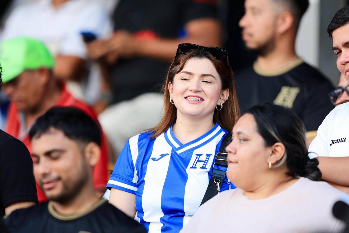 Las bellas chicas que robaron miradas en partido de tiktokers en el estadio Morazán