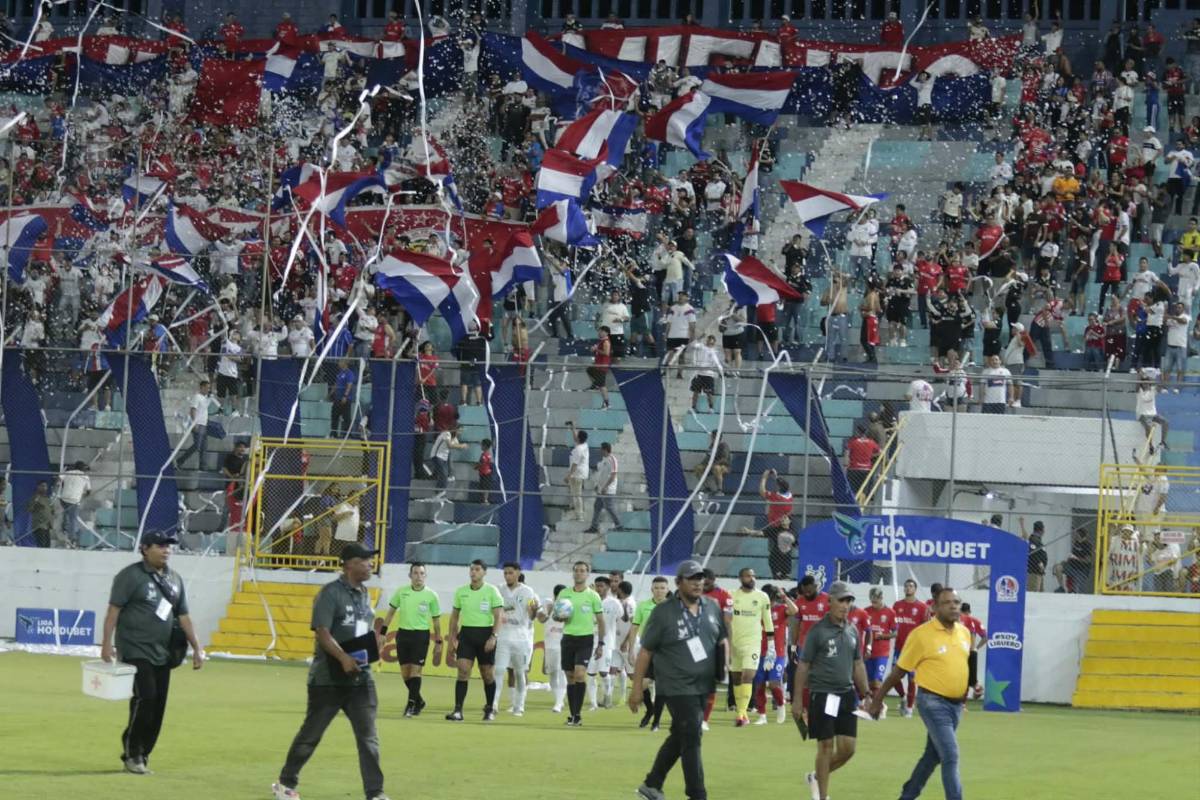 Las bellas chicas en el Morazán, alarma en el Olimpia y el pedido de un aficionado