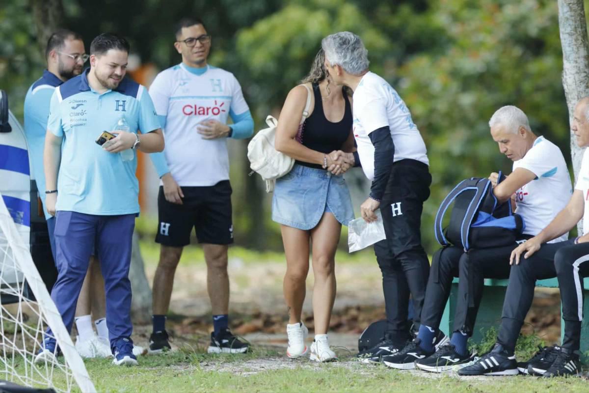 Bella chica llegó a entreno de Honduras y la alegría que causó arribo de Palma y Rivas