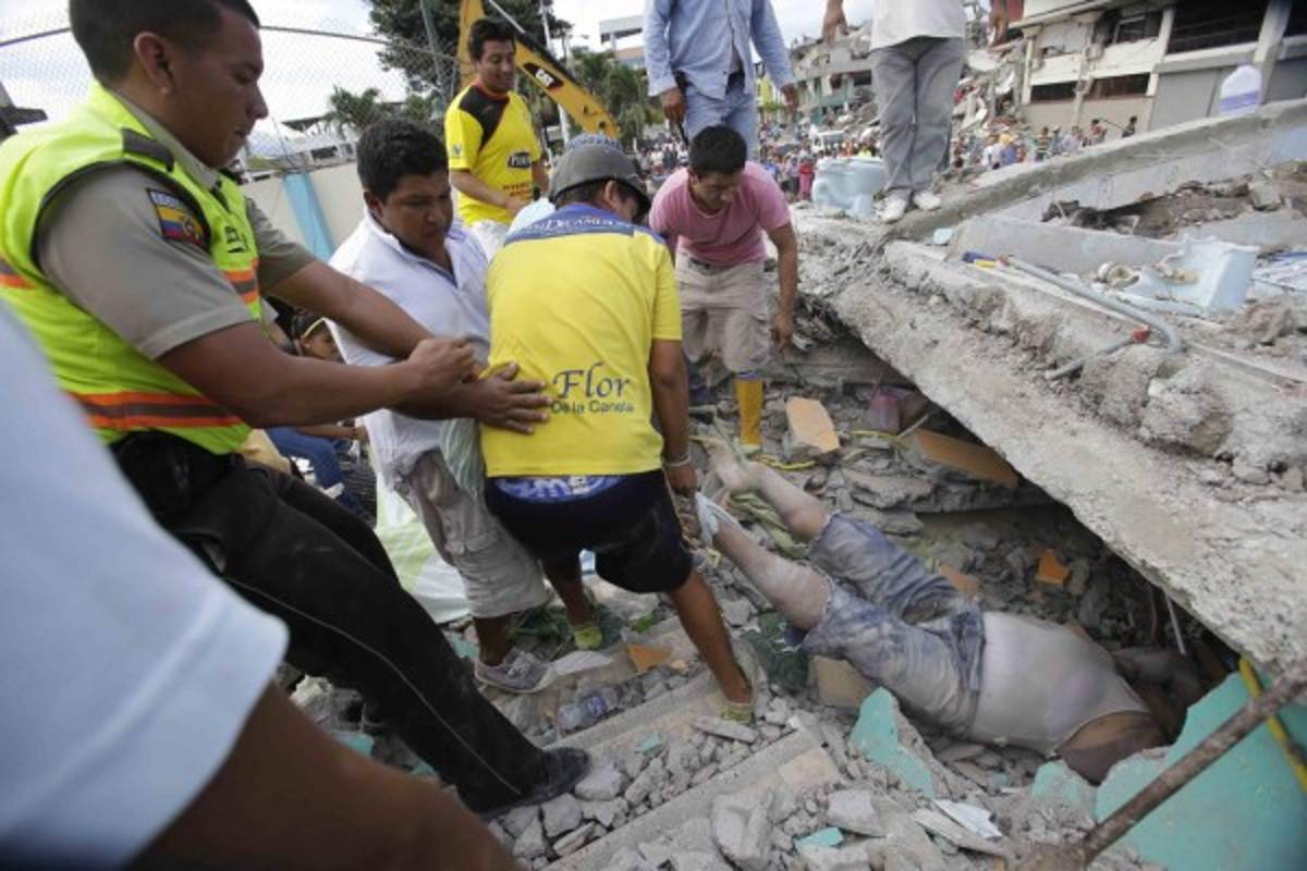 Suben a 413 los muertos por potente sismo en Ecuador