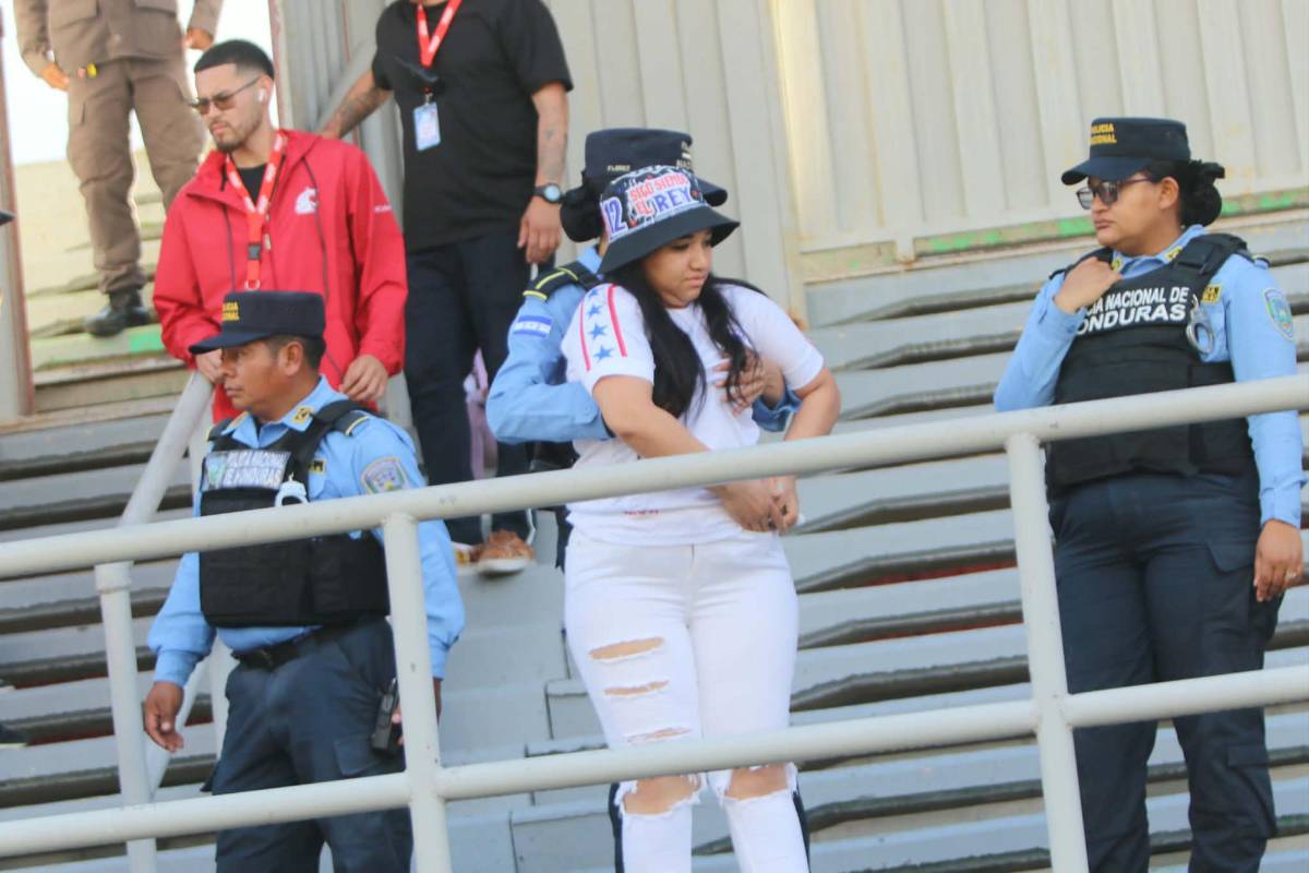 Aficionados sorprenden a Espinel, jugada de VAR de policía y la belleza de Comayagua