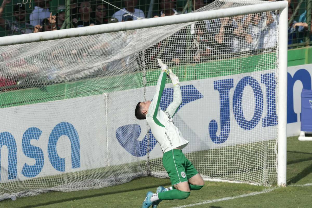 Pelea entre jugadores, fuerte polémica arbitral en gol de Marathón y Olimpia sale herido del Yankel