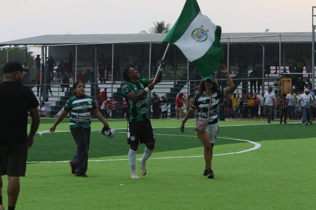 Beso romántico y lágrimas de emoción: Juticalpa celebró la permanencia en Liga Nacional