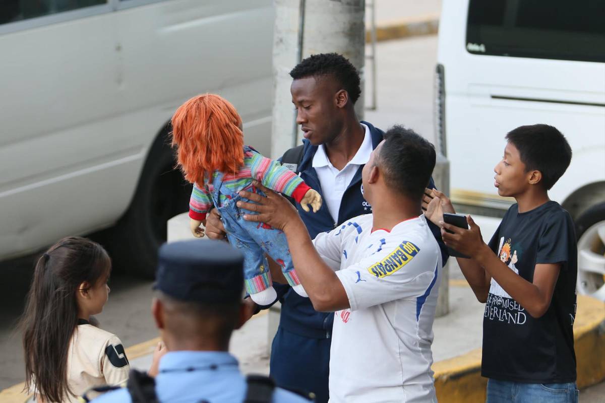 Lindas chicas, Chucky merengue y gran gesto de jugadores: Ambiente en el Olimpia vs Real España