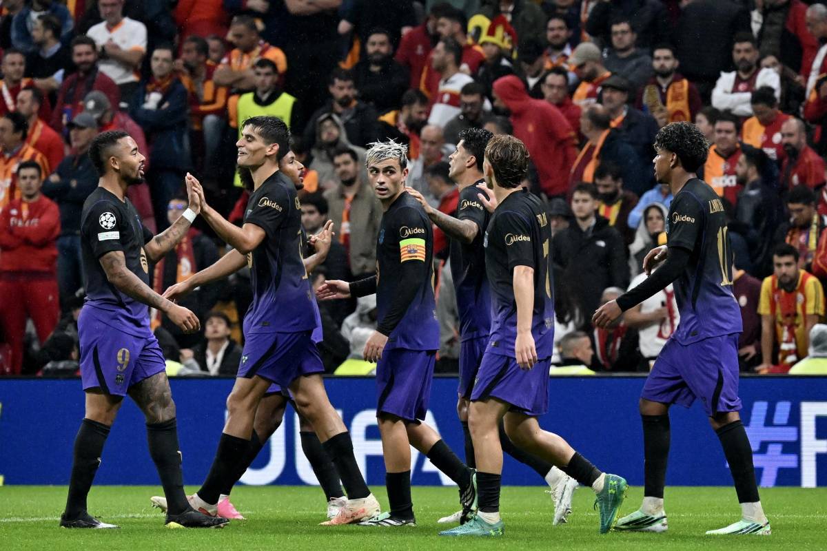 Polémica por gol anulado a Galatasaray, pancartas en el estadio y se disculpa con Lamine