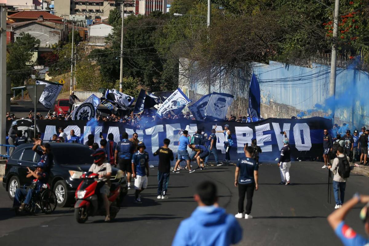Polémico recibimiento a exjugador de Motagua, bellas chicas y show de la Revo ante Marathón