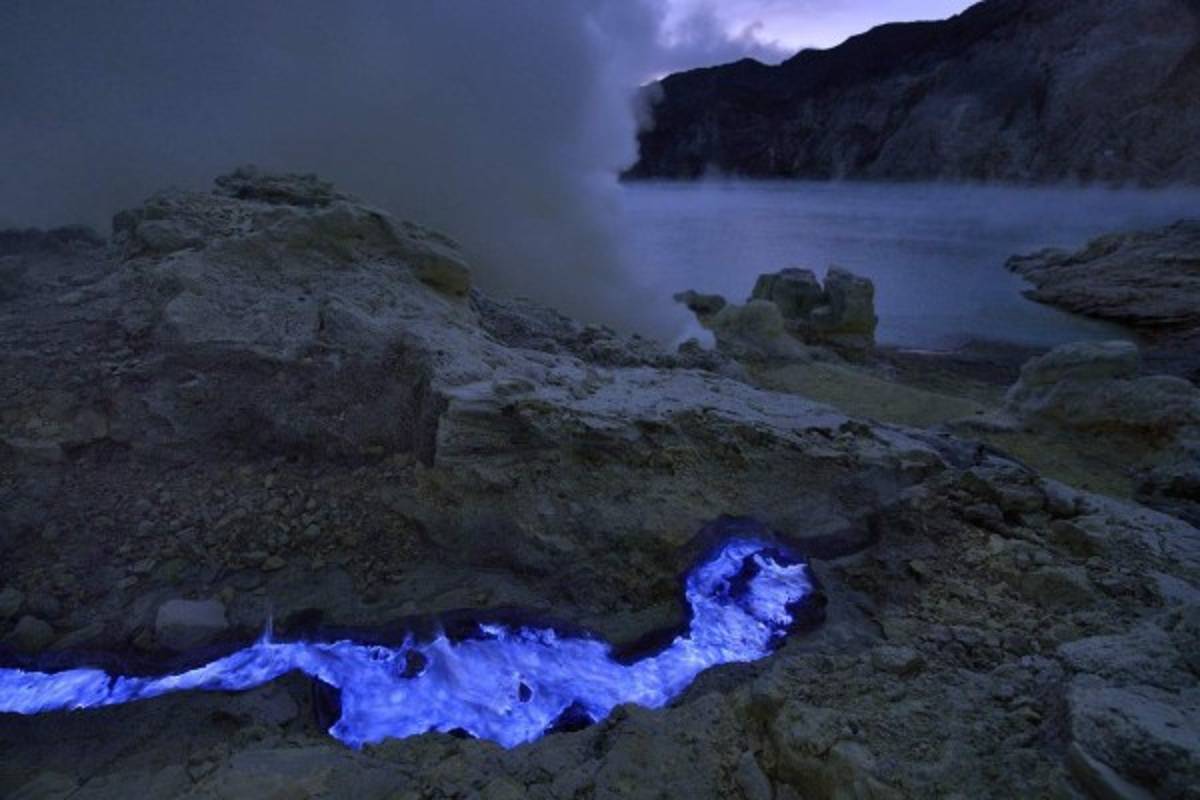 Extraordinario volcán que arroja lava azul