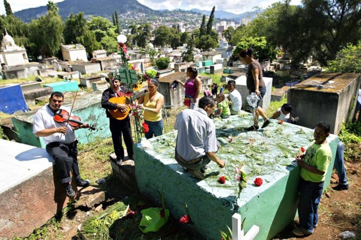 Cementerios se llenan de plegarias, flores y música