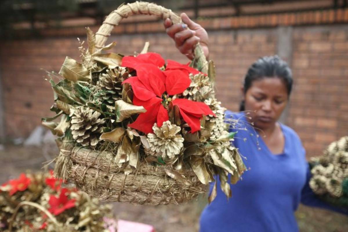 Auge comercial de adornos navideños en las salidas de Tegucigalpa