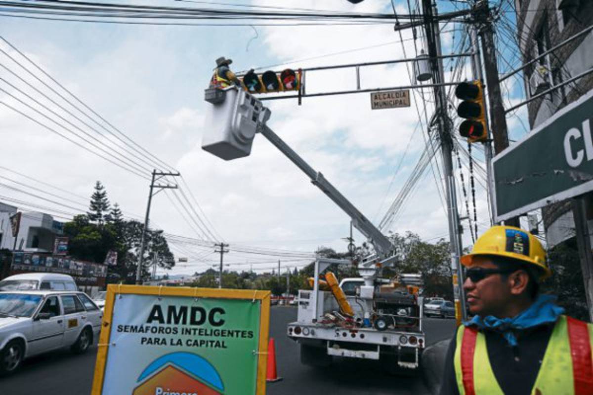 Instalan semáforos nuevos en El Prado