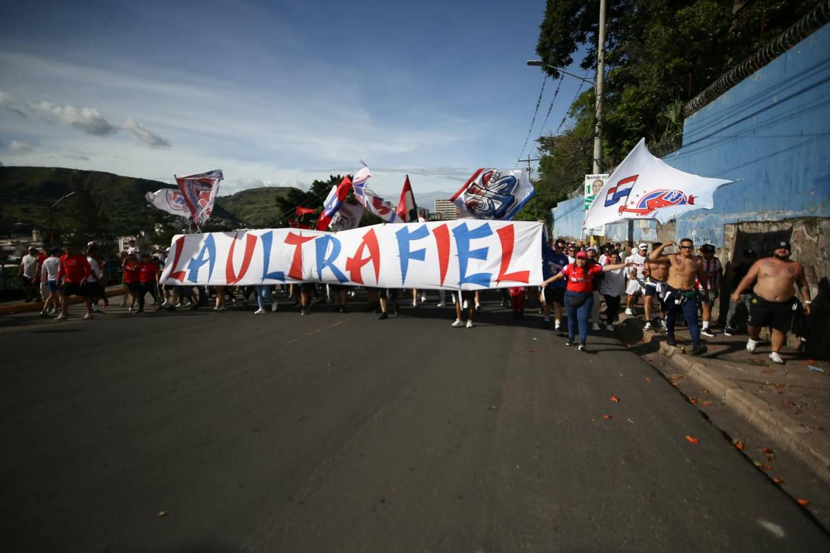 La Ultra Fiel prendió el clásico: bengalas, cánticos y pasión en el Chelato Uclés