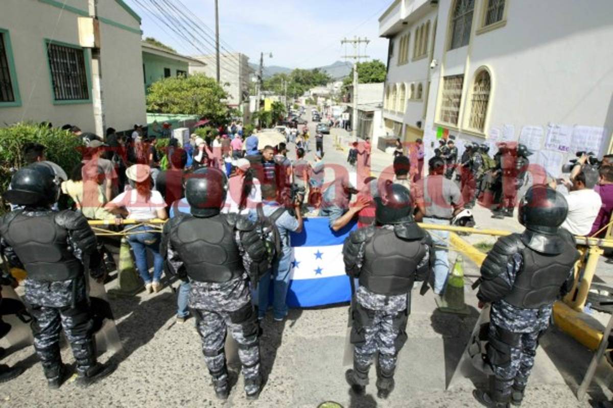 Estudiantes de la UNAH recuperan libertad, pero les prohíben participar en protestas
