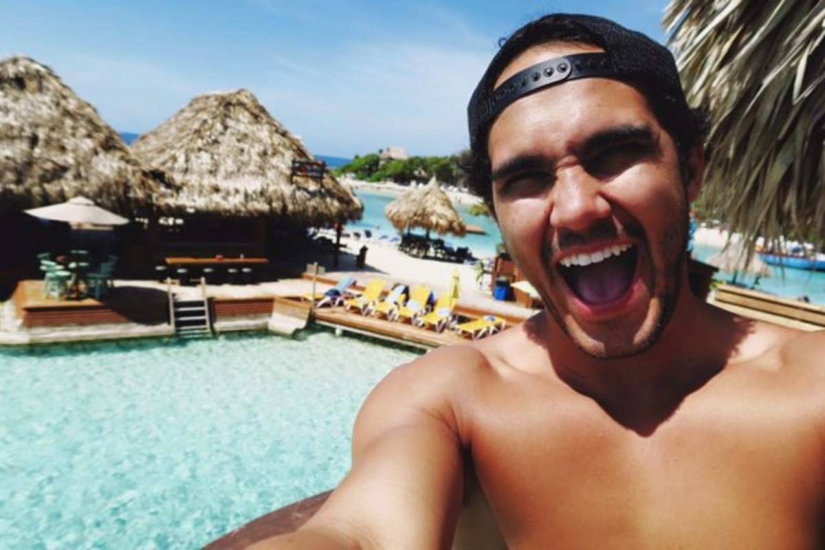 Actor Carlos Pena visita las bellas playas de Roatán