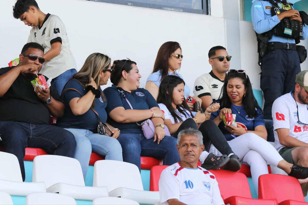 Carnaval de la barra del Olimpia, bellas chicas y el fenomenal ambiente previo al clásico hondureño
