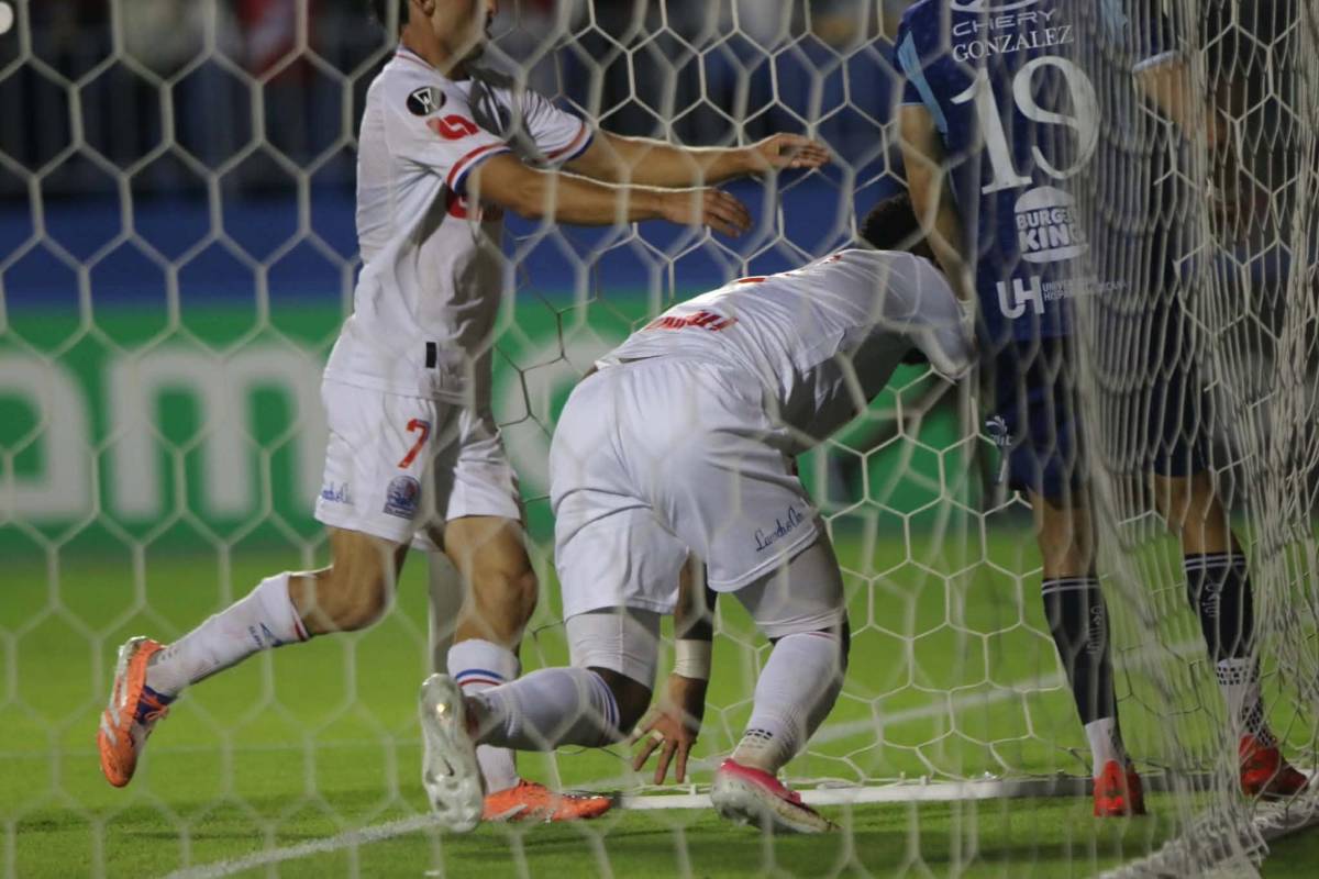 Tristeza de Olimpia, jugador de Cartaginés se burla de la Ultra, leyenda presente y villano en Concacaf