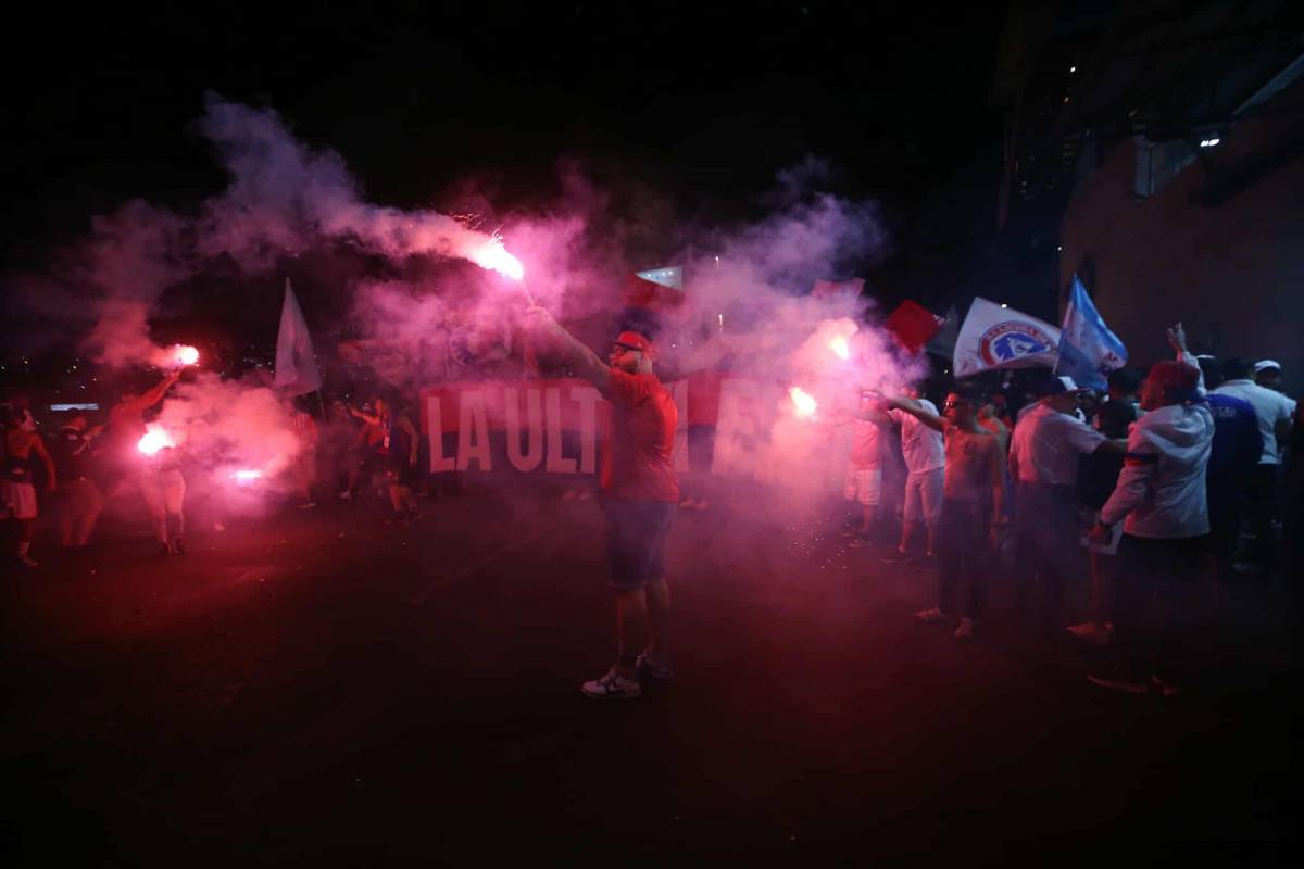 Olimpia vs Alajuelense: Eufórica llegada de la Ultra Fiel al estadio Nacional