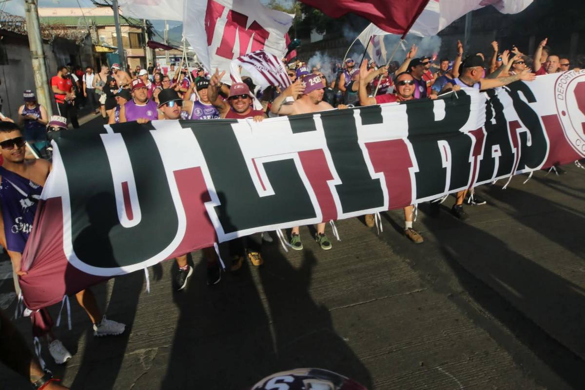 Aficionados del Saprissa sorprenden en su llegada para partido ante Olimpia