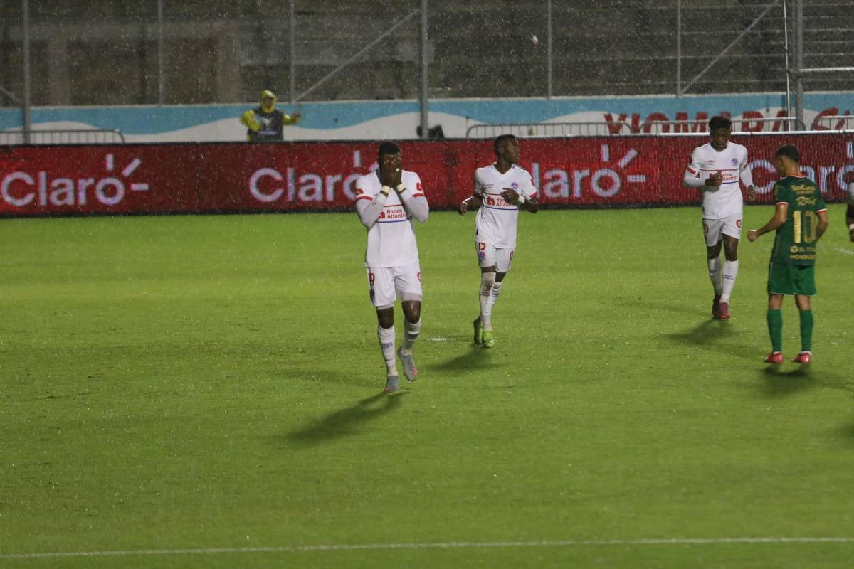 Polémica en Olimpia vs Marathón, jugadores fueron encarados por barras y lindas chicas