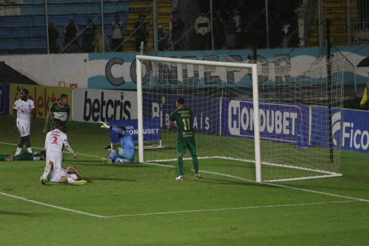 Polémica en Olimpia vs Marathón, jugadores fueron encarados por barras y lindas chicas