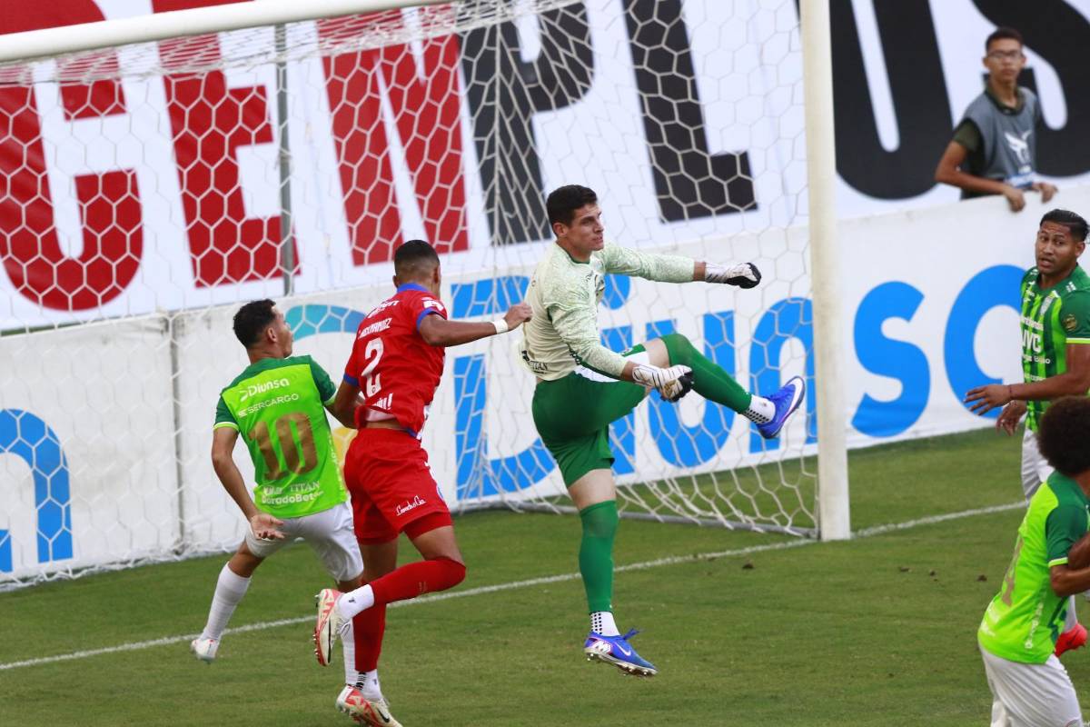 Novia de jugador captada, sorpresa con Wilmer Velásquez y villano de Olimpia ante Marathón